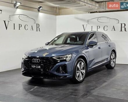 Синий Ауди Q8 e-tron, объемом двигателя 0 л и пробегом 5 тыс. км за 48500 $, фото 3 на Automoto.ua