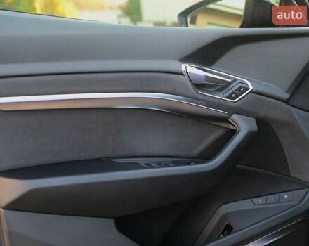 Синий Ауди Q8 e-tron, объемом двигателя 0 л и пробегом 39 тыс. км за 69999 $, фото 39 на Automoto.ua