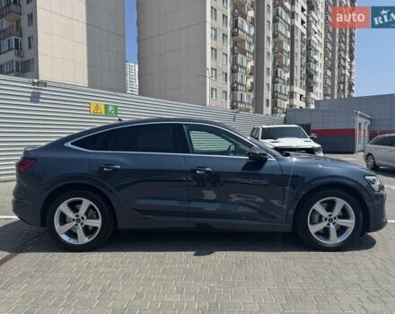 Синий Ауди Q8 e-tron, объемом двигателя 0 л и пробегом 64 тыс. км за 48000 $, фото 3 на Automoto.ua