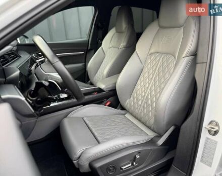 Білий Ауді Q8 Sportback e-tron, об'ємом двигуна 0 л та пробігом 45 тис. км за 57900 $, фото 17 на Automoto.ua