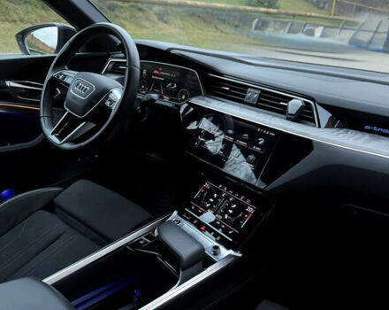 Белый Ауди Q8 Sportback e-tron, объемом двигателя 0 л и пробегом 61 тыс. км за 61000 $, фото 7 на Automoto.ua