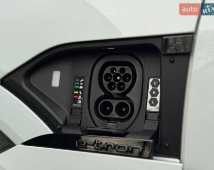 Білий Ауді Q8 Sportback e-tron, об'ємом двигуна 0 л та пробігом 45 тис. км за 57900 $, фото 12 на Automoto.ua