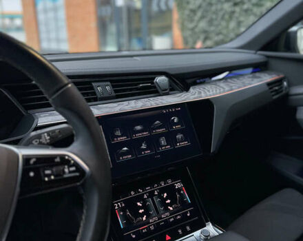 Белый Ауди Q8 Sportback e-tron, объемом двигателя 0 л и пробегом 61 тыс. км за 61000 $, фото 10 на Automoto.ua