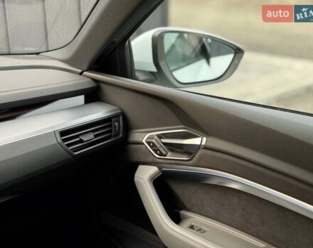 Білий Ауді Q8 Sportback e-tron, об'ємом двигуна 0 л та пробігом 45 тис. км за 57900 $, фото 28 на Automoto.ua