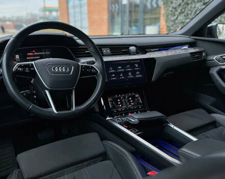 Белый Ауди Q8 Sportback e-tron, объемом двигателя 0 л и пробегом 61 тыс. км за 61000 $, фото 26 на Automoto.ua