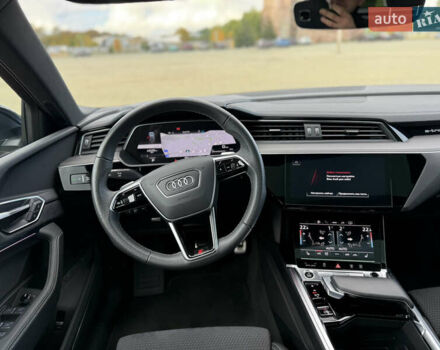 Чорний Ауді Q8 Sportback e-tron, об'ємом двигуна 0 л та пробігом 42 тис. км за 49800 $, фото 18 на Automoto.ua