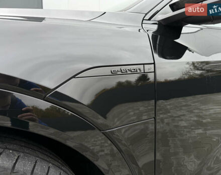 Черный Ауди Q8 Sportback e-tron, объемом двигателя 0 л и пробегом 28 тыс. км за 64999 $, фото 24 на Automoto.ua