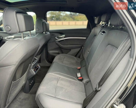 Чорний Ауді Q8 Sportback e-tron, об'ємом двигуна 0 л та пробігом 42 тис. км за 49800 $, фото 17 на Automoto.ua