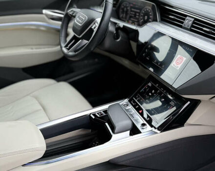 Чорний Ауді Q8 Sportback e-tron, об'ємом двигуна 0 л та пробігом 62 тис. км за 58000 $, фото 98 на Automoto.ua