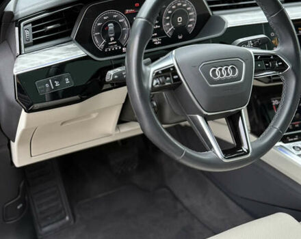 Чорний Ауді Q8 Sportback e-tron, об'ємом двигуна 0 л та пробігом 62 тис. км за 58000 $, фото 65 на Automoto.ua