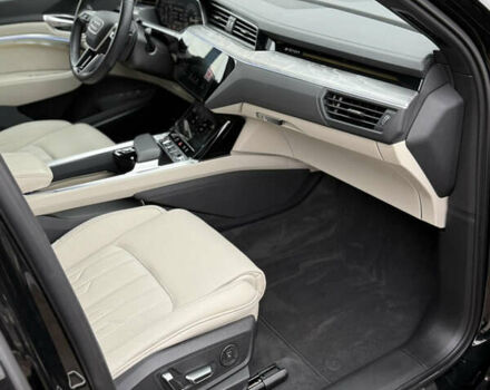 Чорний Ауді Q8 Sportback e-tron, об'ємом двигуна 0 л та пробігом 62 тис. км за 58000 $, фото 85 на Automoto.ua