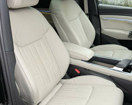 Чорний Ауді Q8 Sportback e-tron, об'ємом двигуна 0 л та пробігом 62 тис. км за 58000 $, фото 94 на Automoto.ua