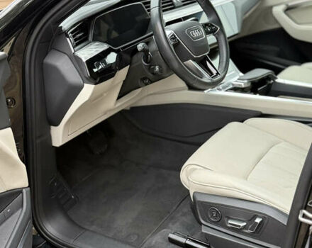 Чорний Ауді Q8 Sportback e-tron, об'ємом двигуна 0 л та пробігом 62 тис. км за 58000 $, фото 46 на Automoto.ua