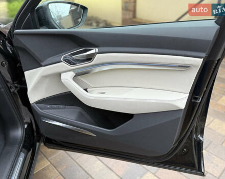 Чорний Ауді Q8 Sportback e-tron, об'ємом двигуна 0 л та пробігом 62 тис. км за 58000 $, фото 87 на Automoto.ua