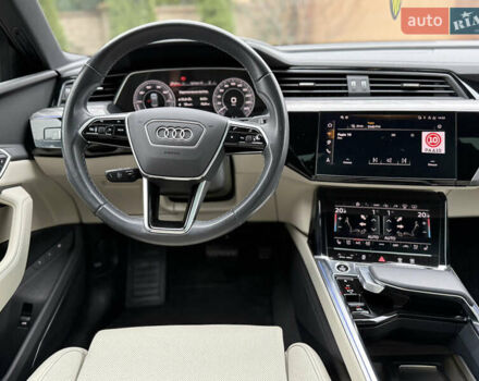 Чорний Ауді Q8 Sportback e-tron, об'ємом двигуна 0 л та пробігом 62 тис. км за 58000 $, фото 75 на Automoto.ua