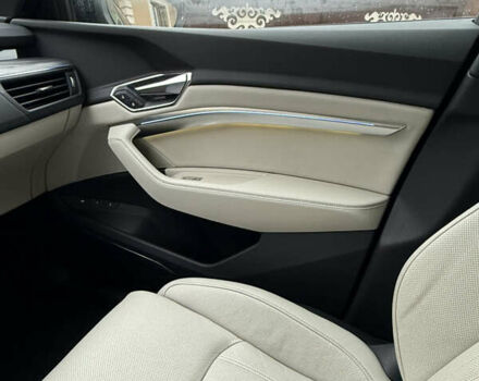 Чорний Ауді Q8 Sportback e-tron, об'ємом двигуна 0 л та пробігом 62 тис. км за 58000 $, фото 119 на Automoto.ua