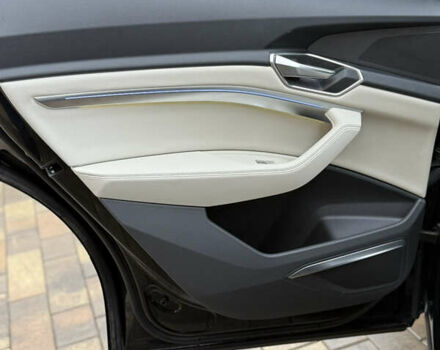 Чорний Ауді Q8 Sportback e-tron, об'ємом двигуна 0 л та пробігом 62 тис. км за 58000 $, фото 69 на Automoto.ua