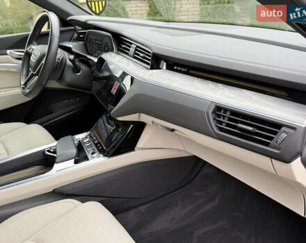 Чорний Ауді Q8 Sportback e-tron, об'ємом двигуна 0 л та пробігом 62 тис. км за 58000 $, фото 93 на Automoto.ua