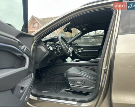 Коричневый Ауди Q8 Sportback e-tron, объемом двигателя 0 л и пробегом 43 тыс. км за 58499 $, фото 48 на Automoto.ua