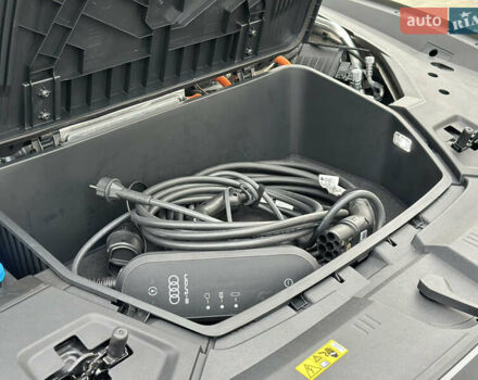 Коричневый Ауди Q8 Sportback e-tron, объемом двигателя 0 л и пробегом 43 тыс. км за 58499 $, фото 102 на Automoto.ua