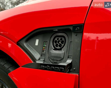 Червоний Ауді Q8 Sportback e-tron, об'ємом двигуна 0 л та пробігом 55 тис. км за 54500 $, фото 21 на Automoto.ua