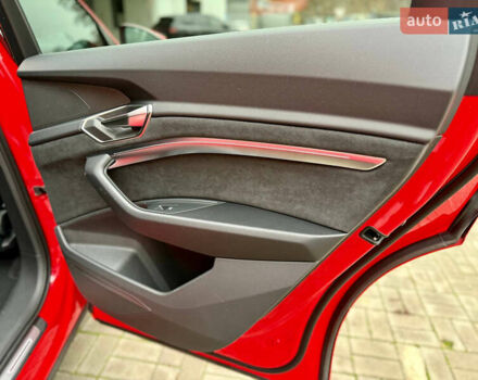 Червоний Ауді Q8 Sportback e-tron, об'ємом двигуна 0 л та пробігом 55 тис. км за 54500 $, фото 31 на Automoto.ua