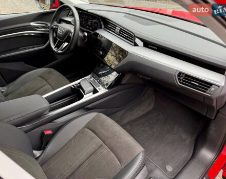 Червоний Ауді Q8 Sportback e-tron, об'ємом двигуна 0 л та пробігом 55 тис. км за 54500 $, фото 43 на Automoto.ua