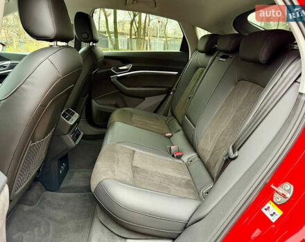 Червоний Ауді Q8 Sportback e-tron, об'ємом двигуна 0 л та пробігом 55 тис. км за 54500 $, фото 27 на Automoto.ua