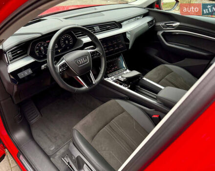 Червоний Ауді Q8 Sportback e-tron, об'ємом двигуна 0 л та пробігом 55 тис. км за 54500 $, фото 23 на Automoto.ua