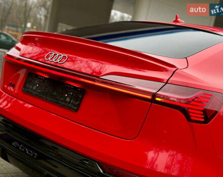 Червоний Ауді Q8 Sportback e-tron, об'ємом двигуна 0 л та пробігом 55 тис. км за 54500 $, фото 51 на Automoto.ua
