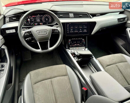 Червоний Ауді Q8 Sportback e-tron, об'ємом двигуна 0 л та пробігом 55 тис. км за 54500 $, фото 38 на Automoto.ua