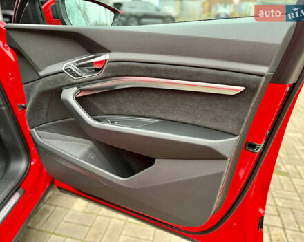 Червоний Ауді Q8 Sportback e-tron, об'ємом двигуна 0 л та пробігом 55 тис. км за 54500 $, фото 42 на Automoto.ua