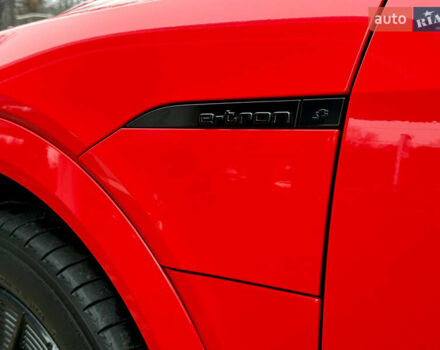 Червоний Ауді Q8 Sportback e-tron, об'ємом двигуна 0 л та пробігом 55 тис. км за 54500 $, фото 20 на Automoto.ua