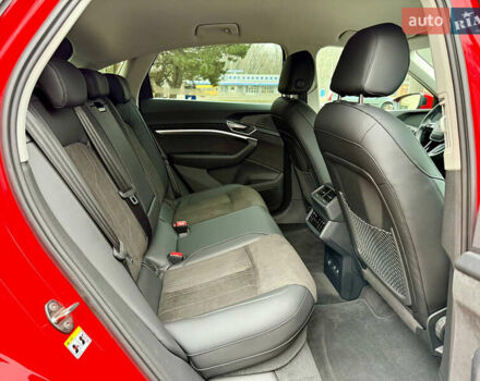 Червоний Ауді Q8 Sportback e-tron, об'ємом двигуна 0 л та пробігом 55 тис. км за 54500 $, фото 33 на Automoto.ua