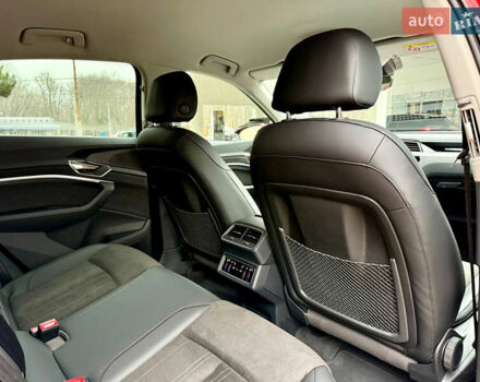 Червоний Ауді Q8 Sportback e-tron, об'ємом двигуна 0 л та пробігом 55 тис. км за 54500 $, фото 32 на Automoto.ua