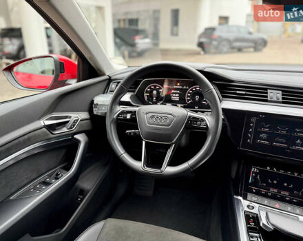 Червоний Ауді Q8 Sportback e-tron, об'ємом двигуна 0 л та пробігом 55 тис. км за 54500 $, фото 37 на Automoto.ua