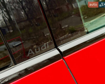 Червоний Ауді Q8 Sportback e-tron, об'ємом двигуна 0 л та пробігом 55 тис. км за 54500 $, фото 46 на Automoto.ua