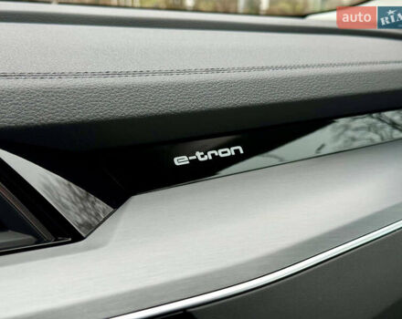 Червоний Ауді Q8 Sportback e-tron, об'ємом двигуна 0 л та пробігом 55 тис. км за 54500 $, фото 65 на Automoto.ua