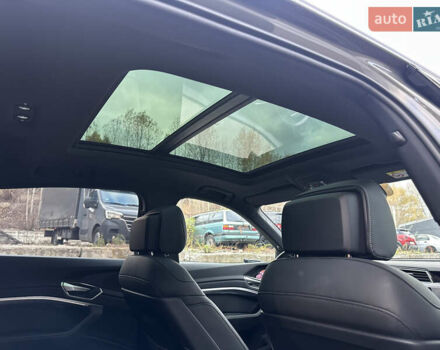 Серый Ауди Q8 Sportback e-tron, объемом двигателя 0 л и пробегом 45 тыс. км за 64900 $, фото 15 на Automoto.ua