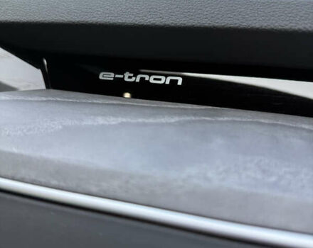 Серый Ауди Q8 Sportback e-tron, объемом двигателя 0 л и пробегом 36 тыс. км за 54000 $, фото 20 на Automoto.ua