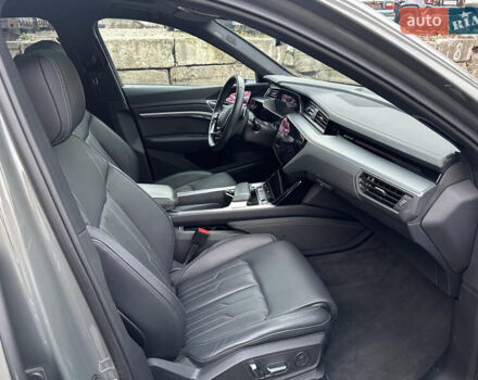 Серый Ауди Q8 Sportback e-tron, объемом двигателя 0 л и пробегом 45 тыс. км за 64900 $, фото 12 на Automoto.ua