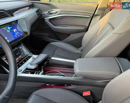 Серый Ауди Q8 Sportback e-tron, объемом двигателя 0 л и пробегом 47 тыс. км за 54000 $, фото 6 на Automoto.ua