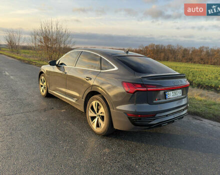 Серый Ауди Q8 Sportback e-tron, объемом двигателя 0 л и пробегом 47 тыс. км за 54000 $, фото 5 на Automoto.ua