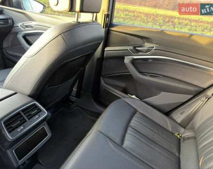 Серый Ауди Q8 Sportback e-tron, объемом двигателя 0 л и пробегом 47 тыс. км за 54000 $, фото 9 на Automoto.ua