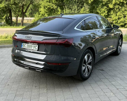 Серый Ауди Q8 Sportback e-tron, объемом двигателя 0 л и пробегом 36 тыс. км за 54000 $, фото 7 на Automoto.ua