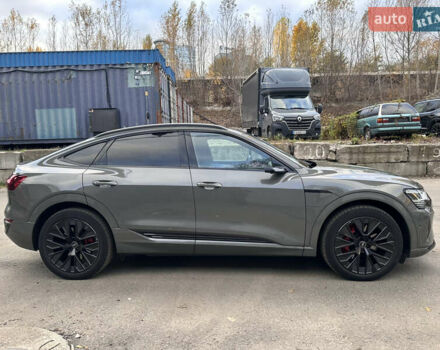 Серый Ауди Q8 Sportback e-tron, объемом двигателя 0 л и пробегом 45 тыс. км за 64900 $, фото 6 на Automoto.ua