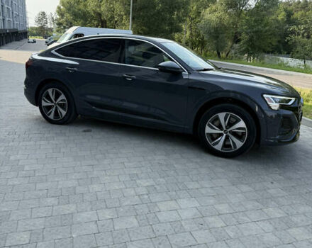 Серый Ауди Q8 Sportback e-tron, объемом двигателя 0 л и пробегом 36 тыс. км за 54000 $, фото 4 на Automoto.ua