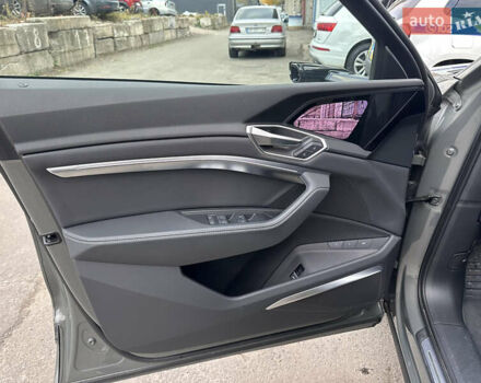 Серый Ауди Q8 Sportback e-tron, объемом двигателя 0 л и пробегом 45 тыс. км за 64900 $, фото 11 на Automoto.ua