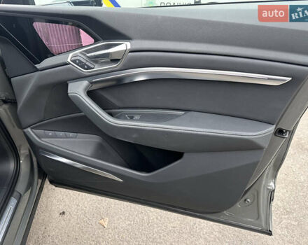 Серый Ауди Q8 Sportback e-tron, объемом двигателя 0 л и пробегом 45 тыс. км за 64900 $, фото 13 на Automoto.ua