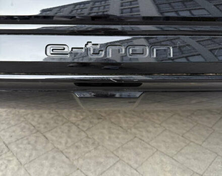 Серый Ауди Q8 Sportback e-tron, объемом двигателя 0 л и пробегом 36 тыс. км за 54000 $, фото 22 на Automoto.ua